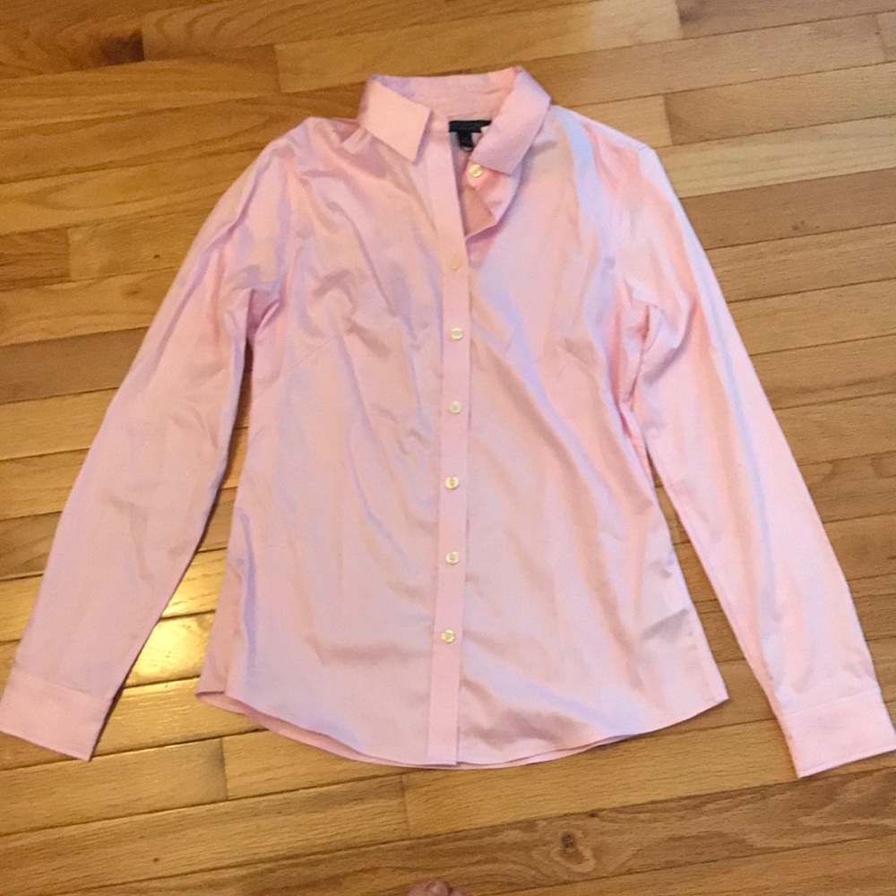 Banana Republic NO IRON, fitted light pink women’s button down NWT!!!